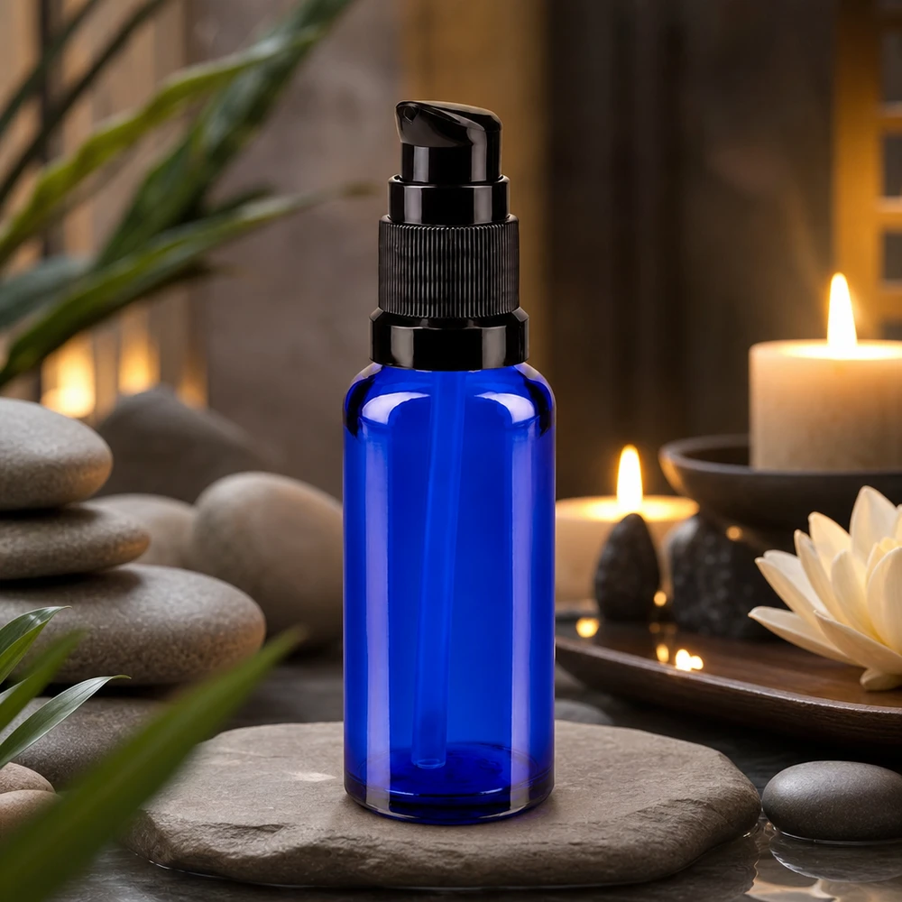 Kleine pompfles van 30 ml van blauw glas met een zwarte dispenser voor serums en oliën