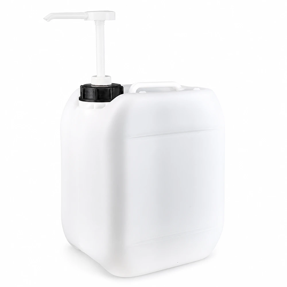 5l Jerrycan, UN-toelating, met doseerpomp Compacte witte industriële jerrycan van 5 liter met pompdispenser en ergonomische handgreep aan de bovenkant