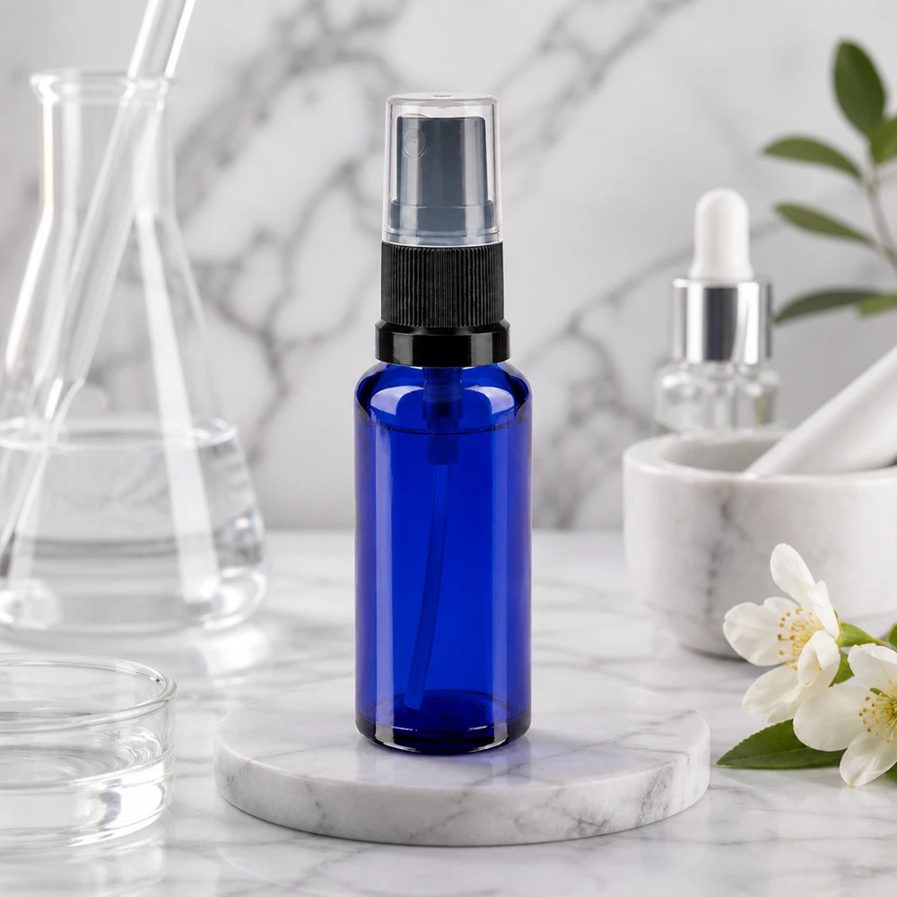 Blauwe glazen flessen 30ml met zwart pompverstuiver Cilindrische blauwe spuitfles van 30 ml, gemaakt van UV-bestendig glas, met een zwarte pompkop op een marmeren voet