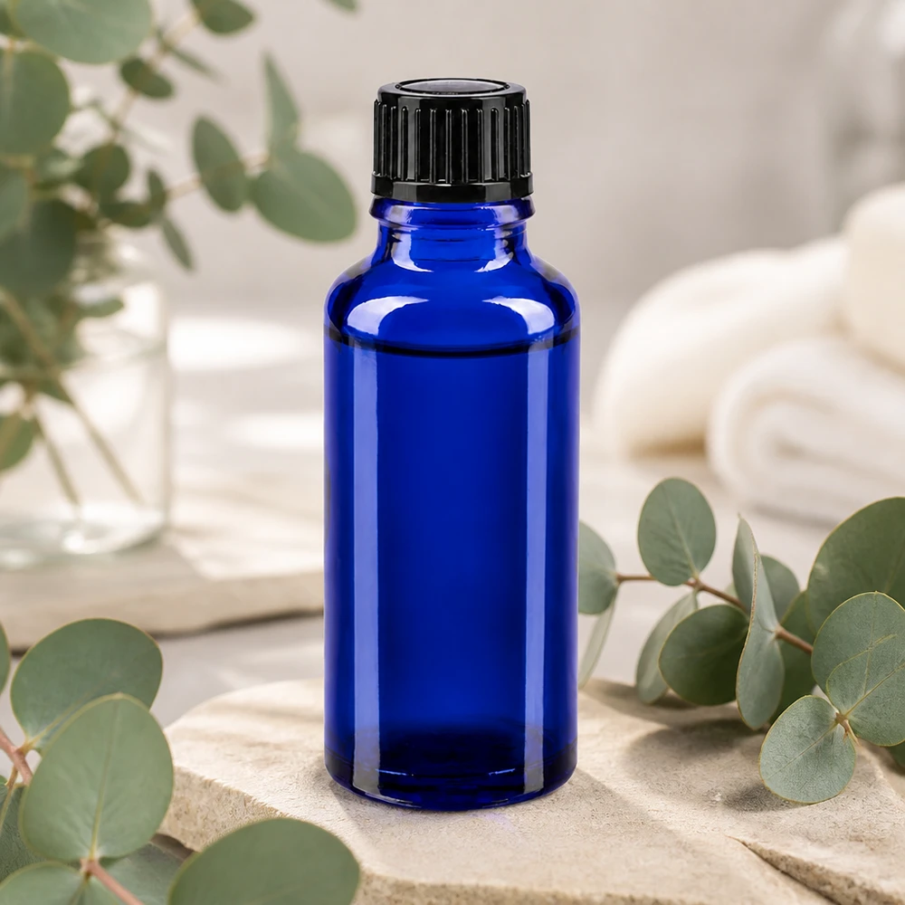Blauw apothekersglasflesje van 30 ml met een kindveilige zwarte dop