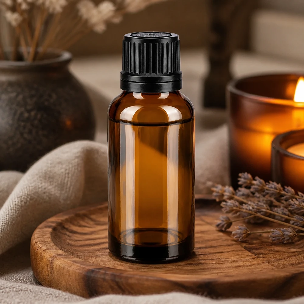 Bruine glazen fles 20ml met zwart druppelsluiting 1mm VR Flesje van 20 ml van bruin apothekersglas met een zwarte schroefdop op een houten ondergrond