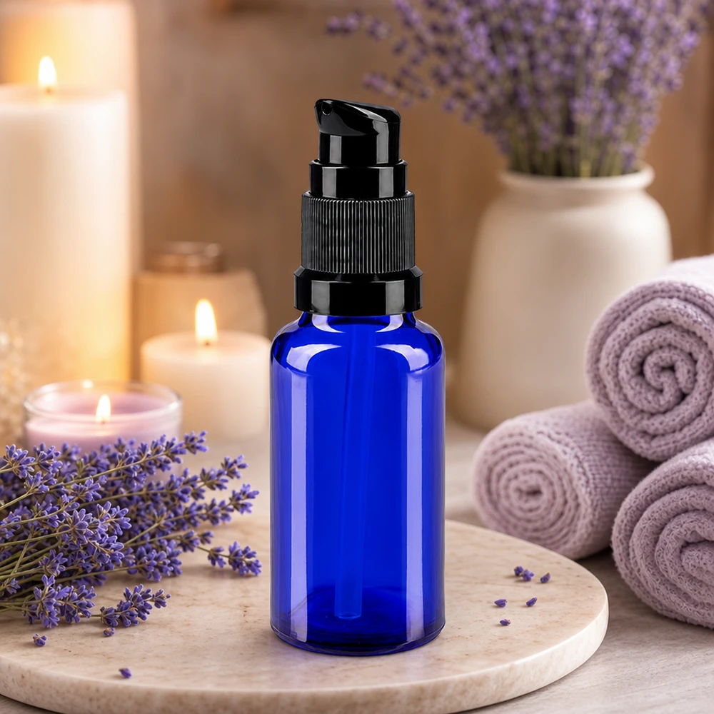 Blauwe glazen flessen 20ml met zwart pompsluiting Compacte kobaltblauwe doseerfles van 20 ml met zwarte pomp voor gezichtsverzorging en serums