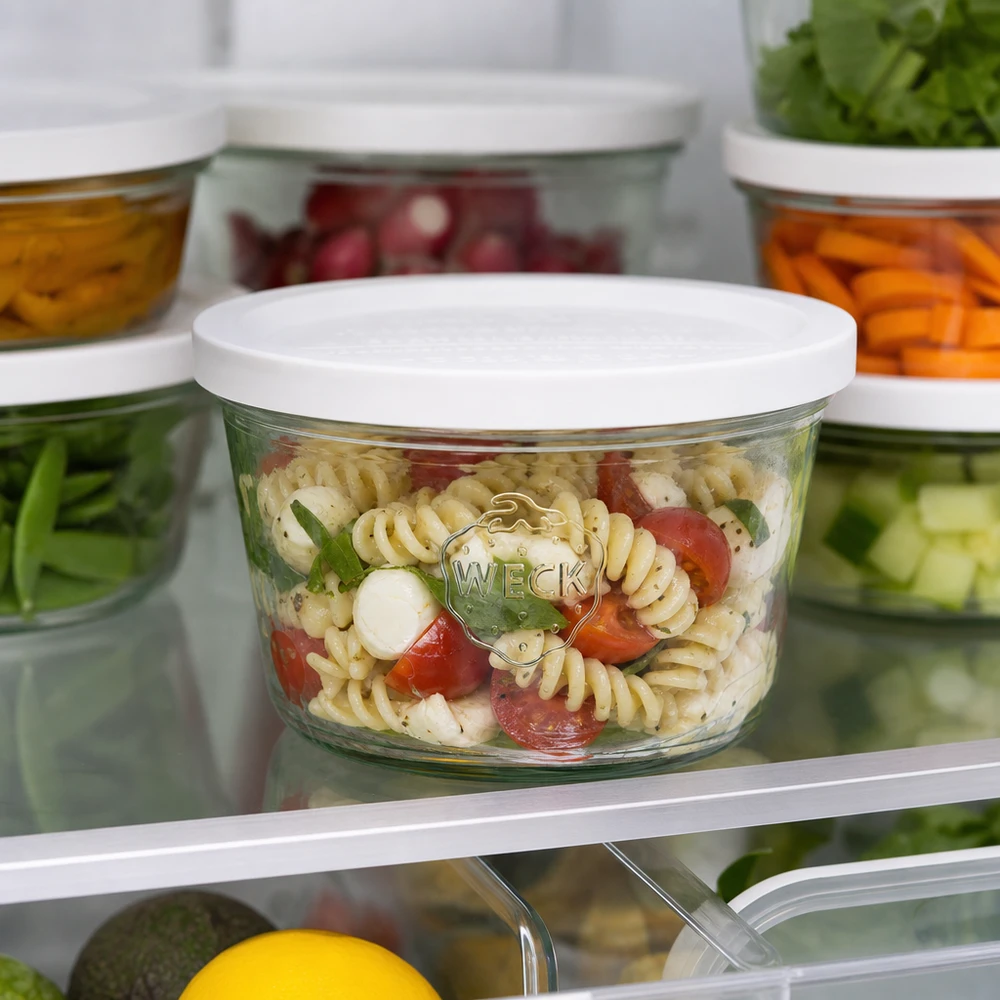 WECK RR100-pot van 370 ml met vershouddeksel WECK 370ml RR100 bekers gevuld met pastasalade in de koelkast om vers voedsel in te bewaren