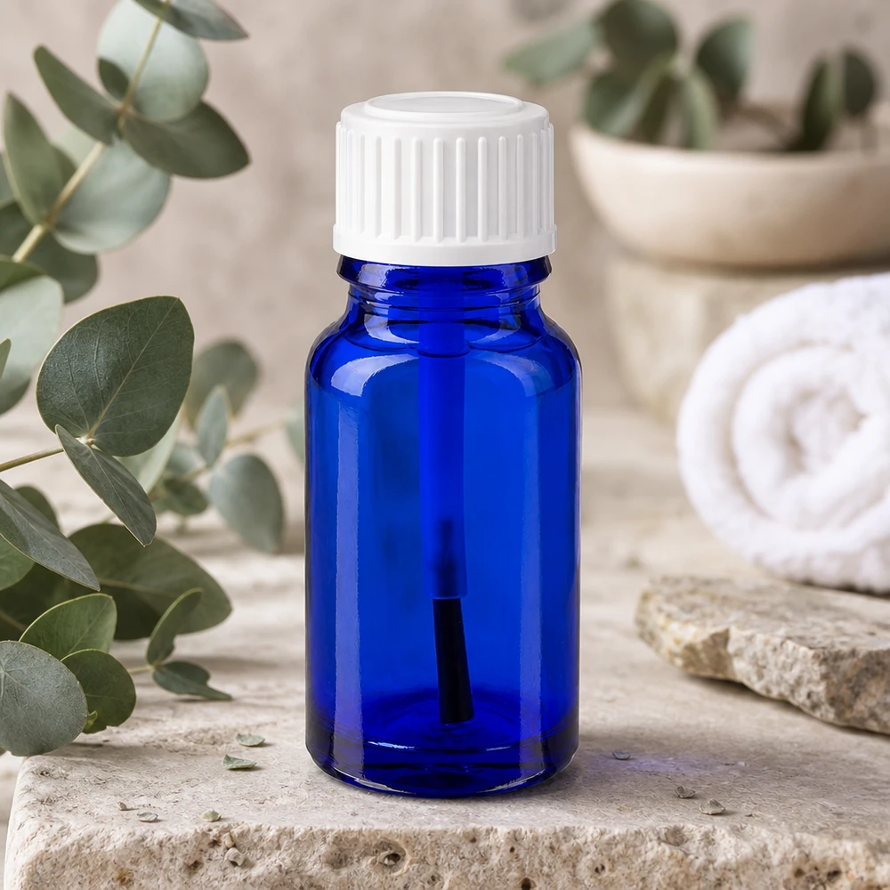 Compacte glazen fles van 10 ml in apothekerskwaliteit, blauw met een witte doseerdop voor serums