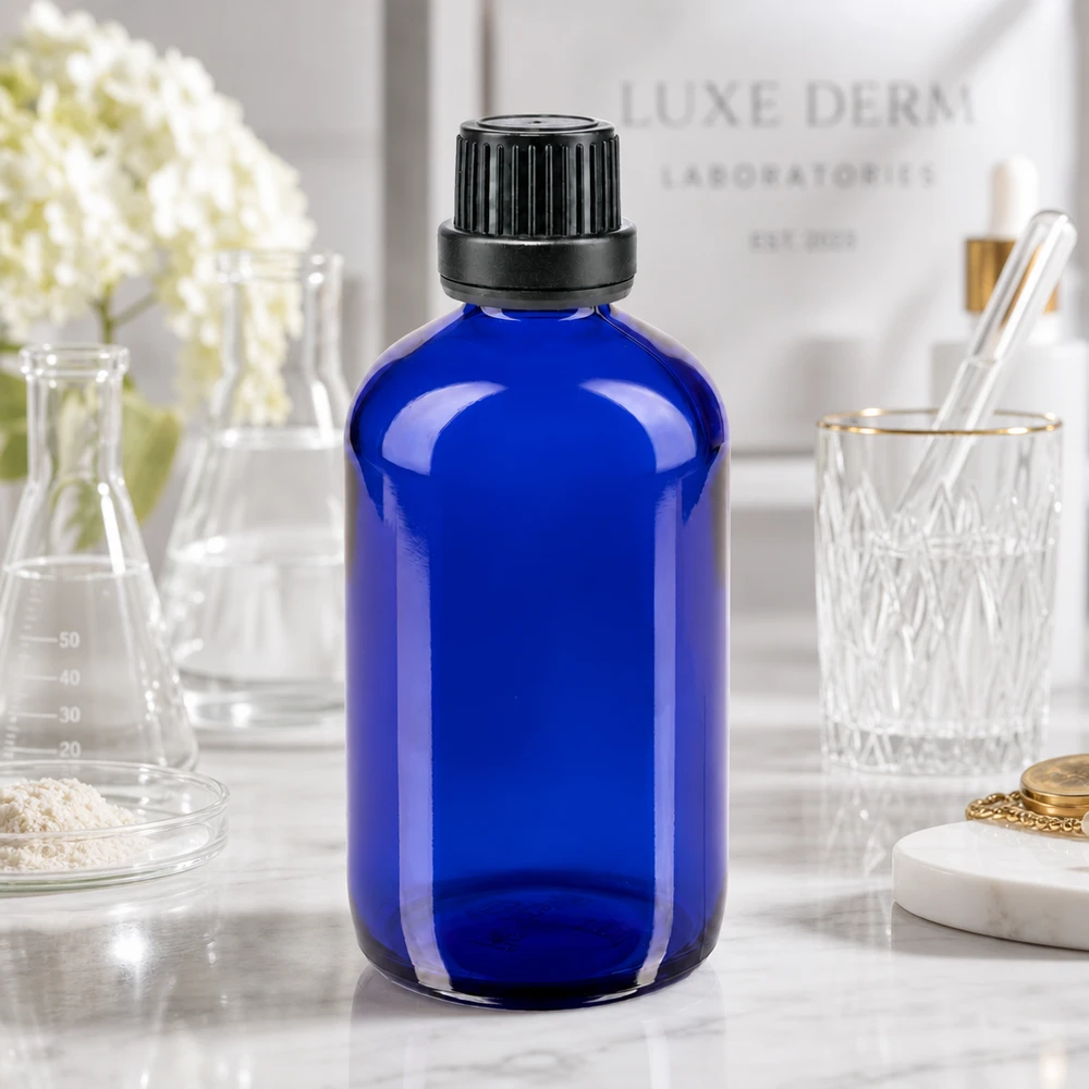 Blauwe glazen flessen 100ml met zwart schroefsluiting dicht. VR Blauwe glazen fles van 100 ml met veiligheidsdop, omringd door laboratoriumglaswerk en een petrischaal
