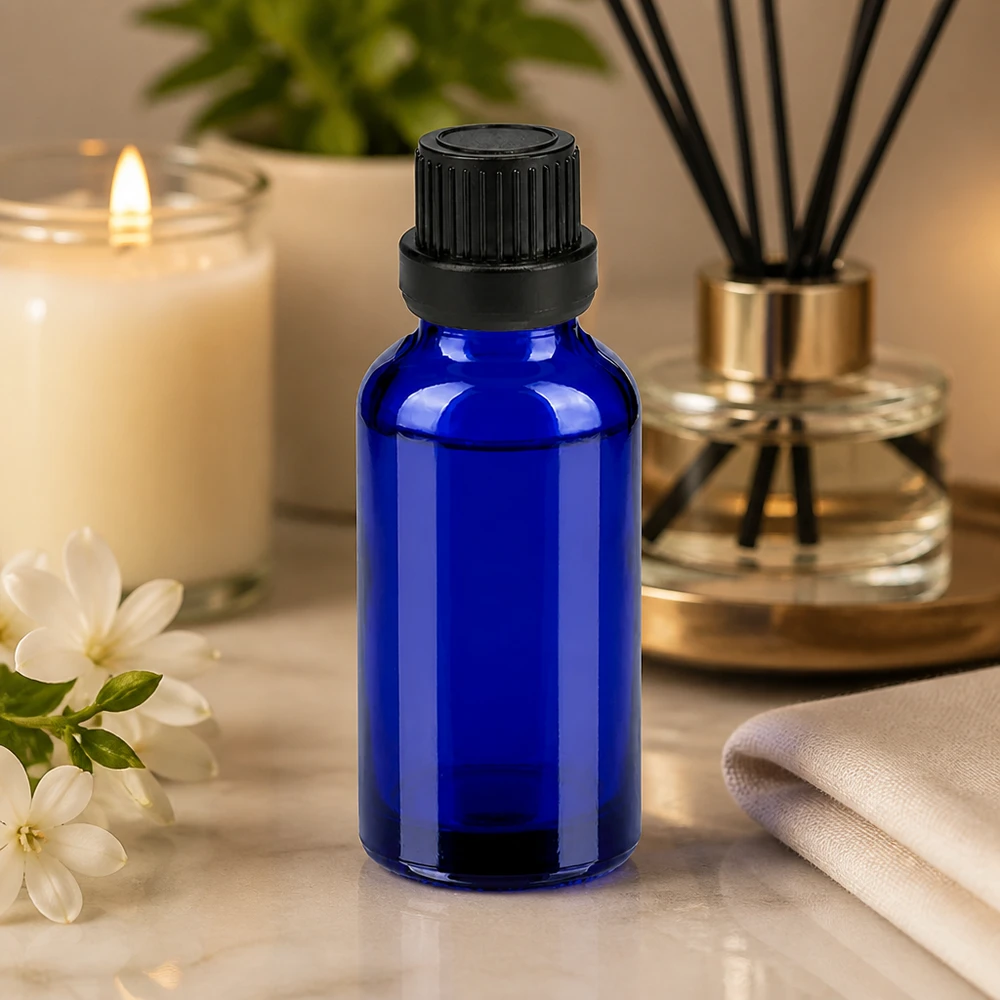 Elegant blauw 30ml flesje met matzwarte dop voor hoogwaardige huidverzorgingsoliën