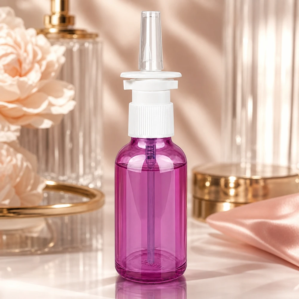 Robuust 30ml neussprayflesje in paarse afwerking met duurzaam wit pompverstuivingssysteem