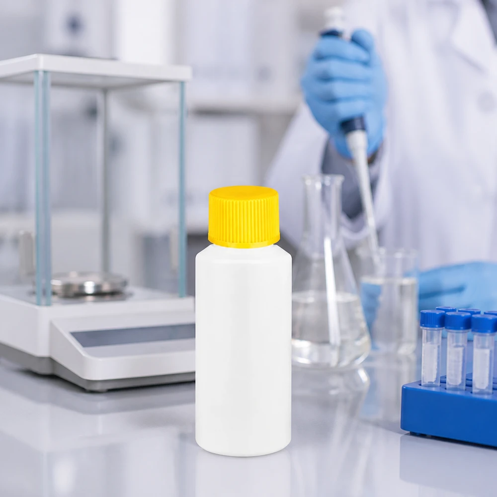 PET cilinderfles 30ml wit met schroefsluiting geel Witte HDPE-fles voor chemicaliën van 30 ml met gele dop in een farmaceutisch laboratorium