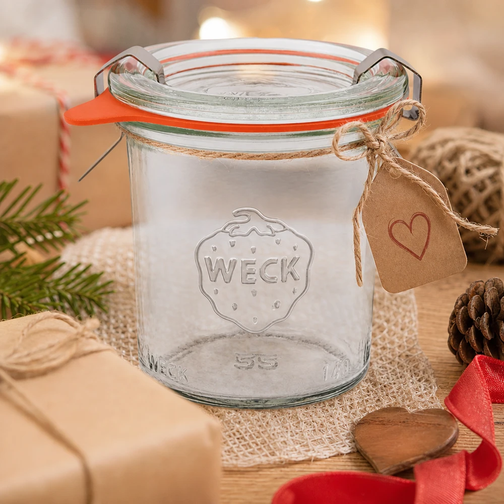 WECK 140ml RR60 bekers als cadeau-idee versierd met een hartenhanger en jute koord op een houten tafel met dennenappels