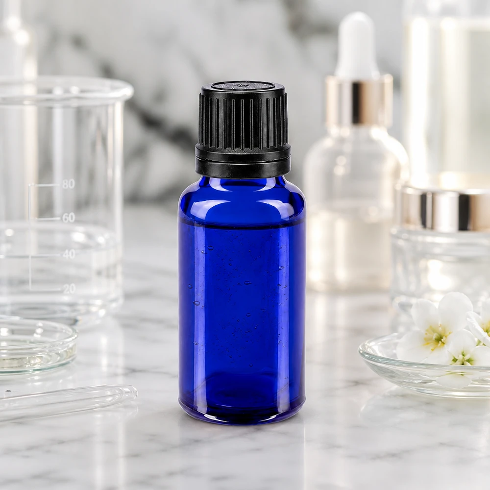 Kleine blauwe glazen fles van 20 ml met een zwarte geribbelde dop voor etherische oliën en farmaceutische toepassingen