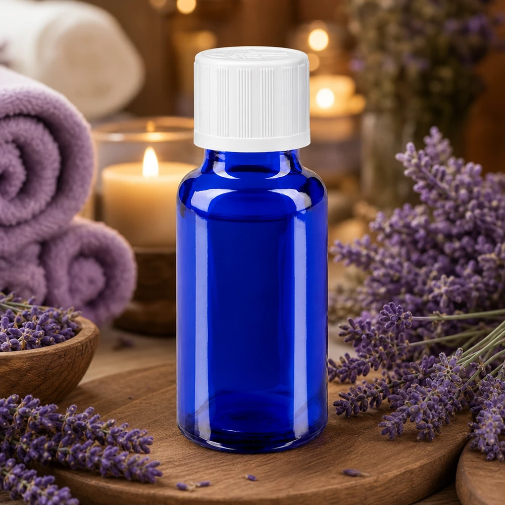 Kleine blauwe aromatherapie-flesje van 20 ml met witte veiligheidsdop en lavendel