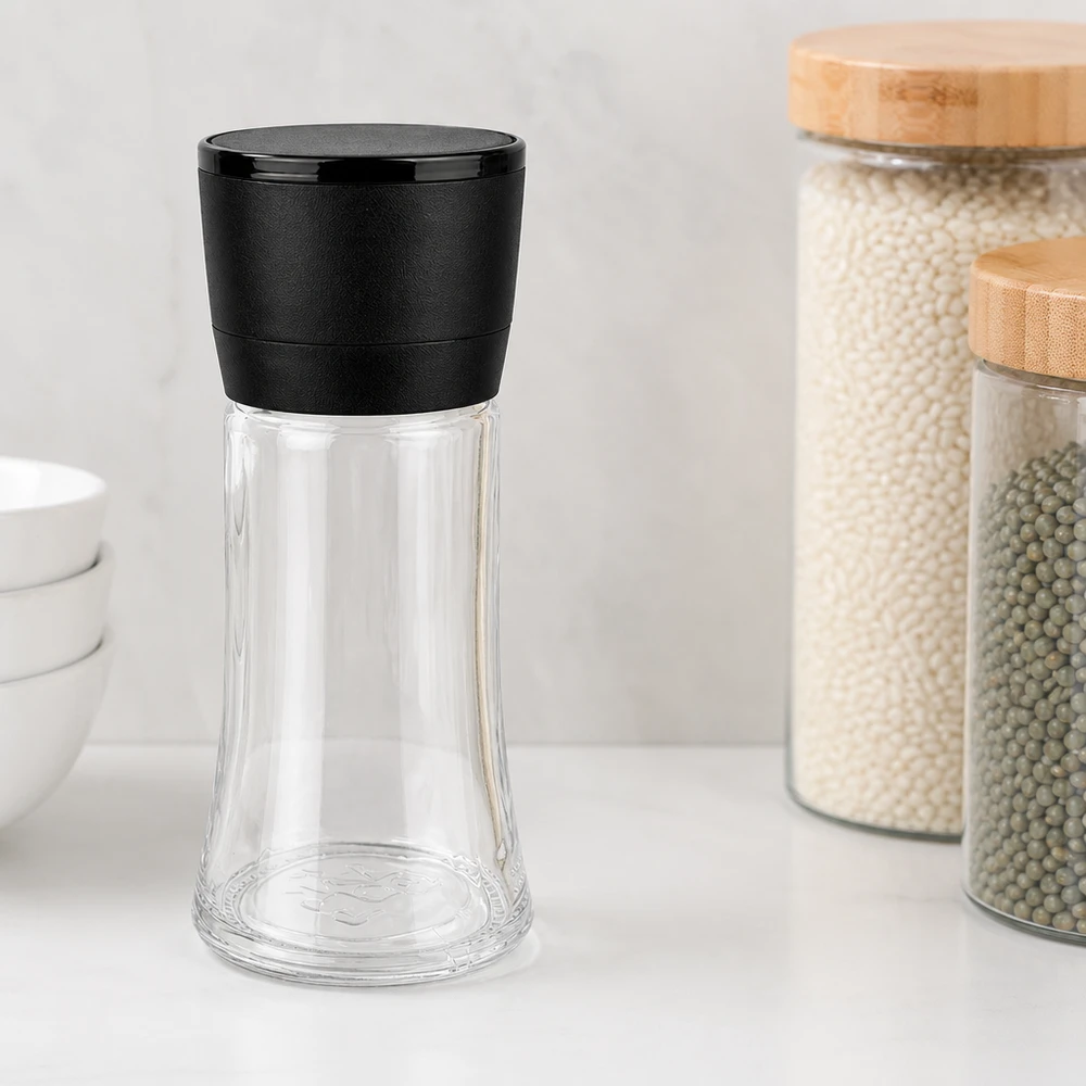 Lege zout- en kruidenpot van 95 ml met zwarte Vario-molen in een moderne keuken