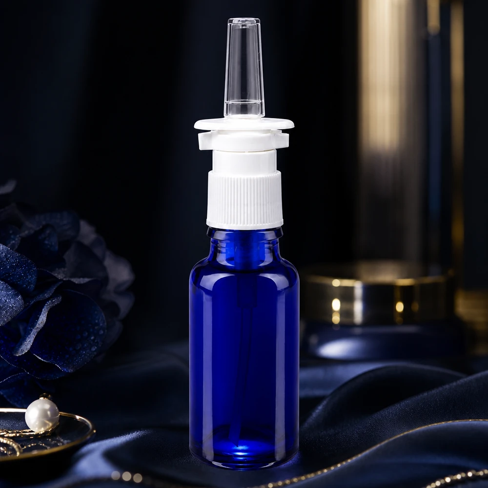 Blauw farmaceutisch glazen flesje van 20 ml met een witte neusspraypomp voor medische toepassingen