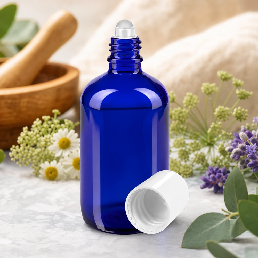 Blauwe glazen fles van 100 ml met stalen rolbal voor etherische oliën en natuurlijke cosmetica