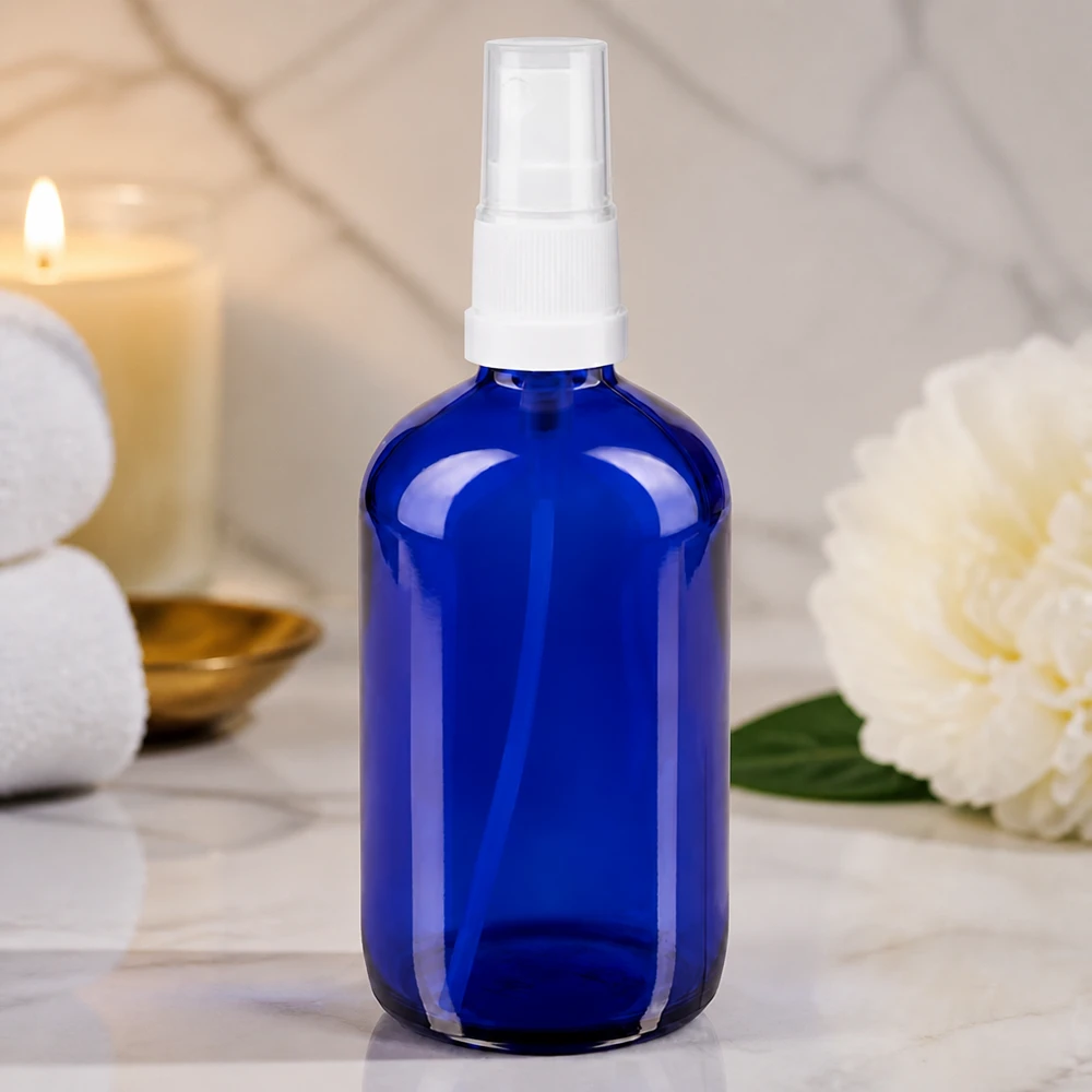 Blauwe glazen flessen 100ml met wit pompverstuiver Ronde blauwe glazen spuitfles van 100 ml met witte verstuiver voor serums en toners