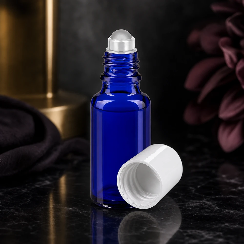 Detailweergave van het rolbalmechanisme van een blauw glazen flesje van 20 ml met een witte STD-dop