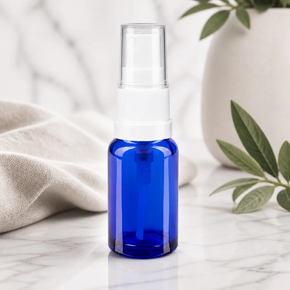 Kobaltblauw minispuitflesje van 10 ml van apothekersglas met witte spuitkop en stofkapje