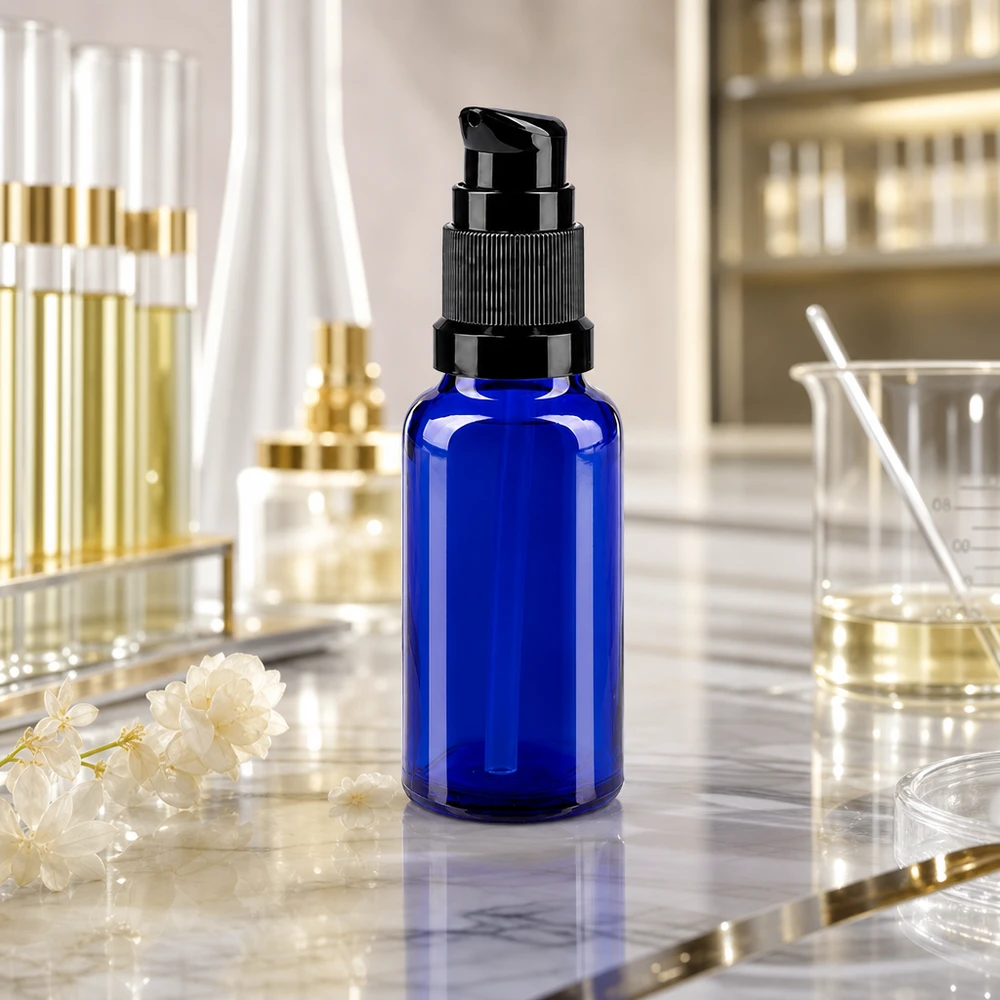Cilindrische blauwe apothekersfles van 20 ml met een geribbelde zwarte doseerkop van glas