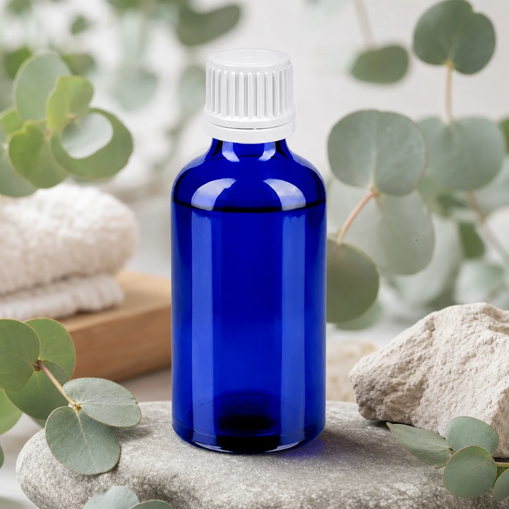 Blauw glazen flesje van 50 ml met witte dop, perfect voor onderweg