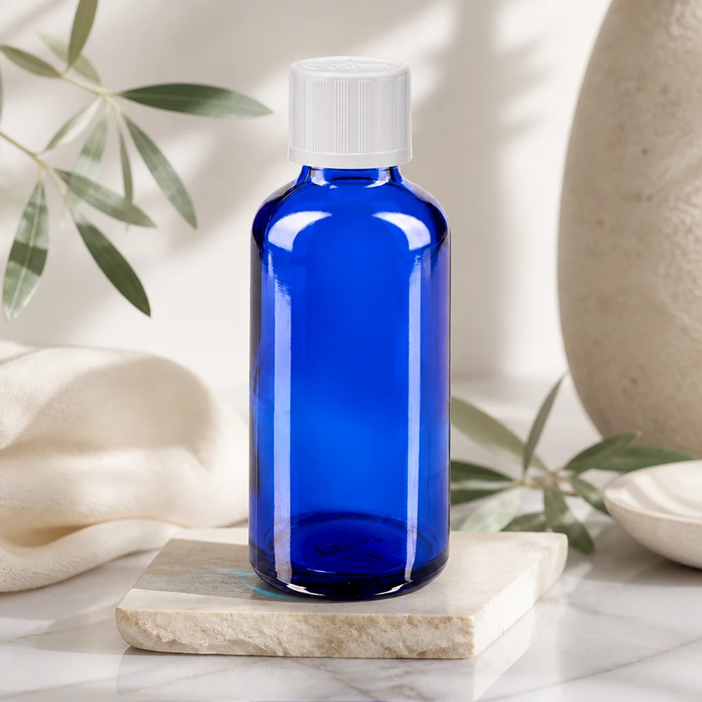 Blauwe glazen flessen 50ml met wit druppelsluiting kinderslot St Blauw apothekersglasflesje van 50 ml met een druppelinzet van 1,2 mm in een minimalistische wellness-omgeving