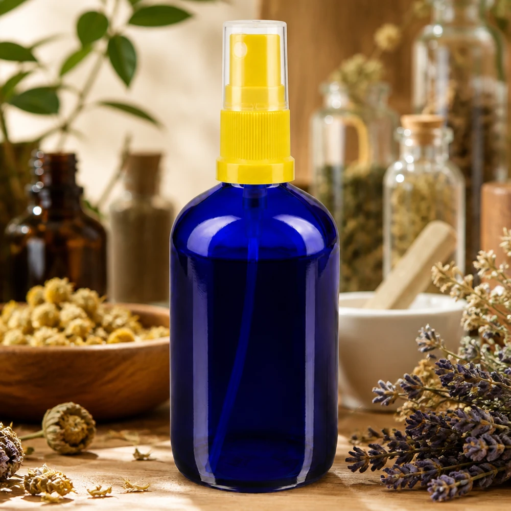 Blauwe glazen flessen 100ml met geel pompverstuiver Kleine blauwe glazen fles van 100 ml met UV-bescherming en een geel verstuivingsmondstuk voor aromatherapie