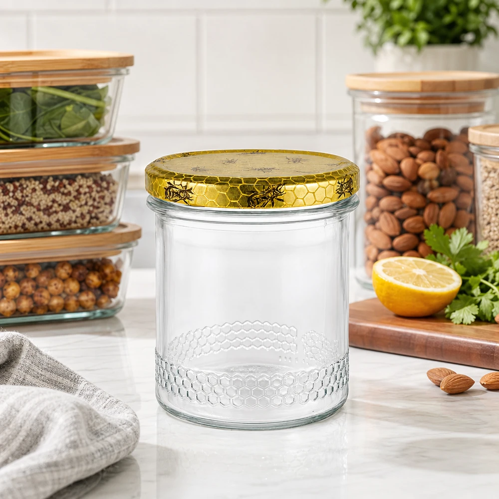 Honingpot 560 g met honingraatmotief-deksel BasicSeal UNiTWIST Honingpot van 400 ml met gouden honingraatdeksel op keukenblad, voorraadpotten met noten op de achtergrond