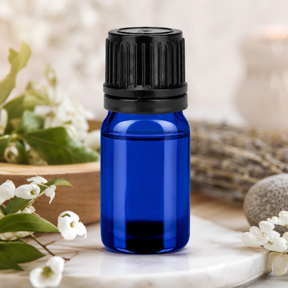 Grappig apothekersflesje van 5 ml in helder blauw met zwarte verzegelde dop