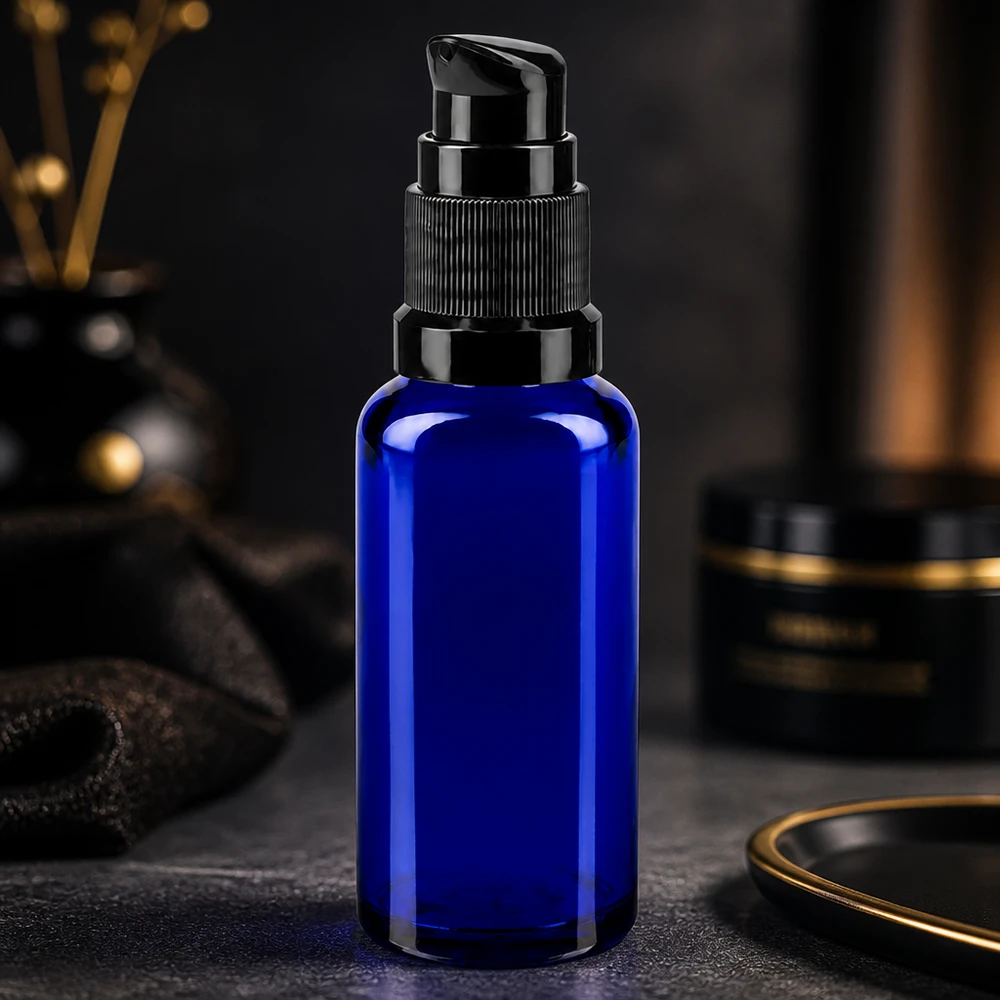Cilindrische blauwe apothekersfles van 30 ml met zwarte pomp en UV-beschermend glas